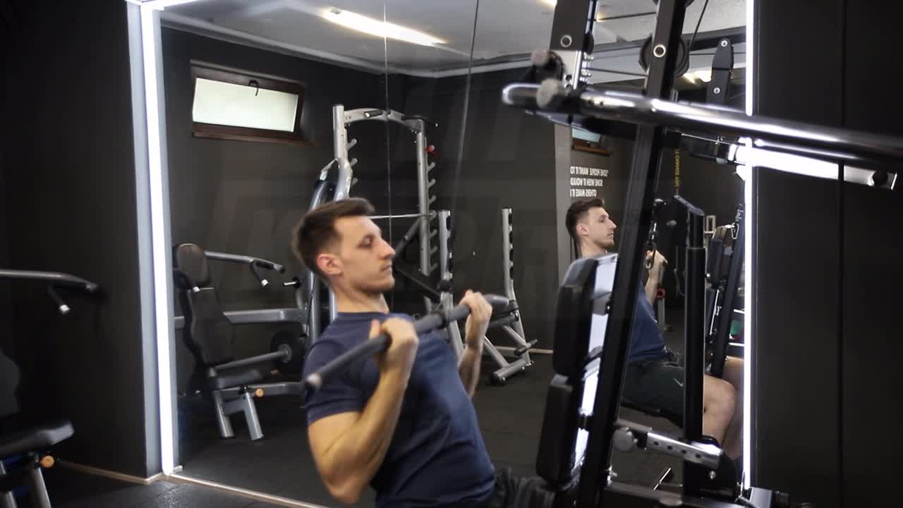 Reverse-Grip Pulldown