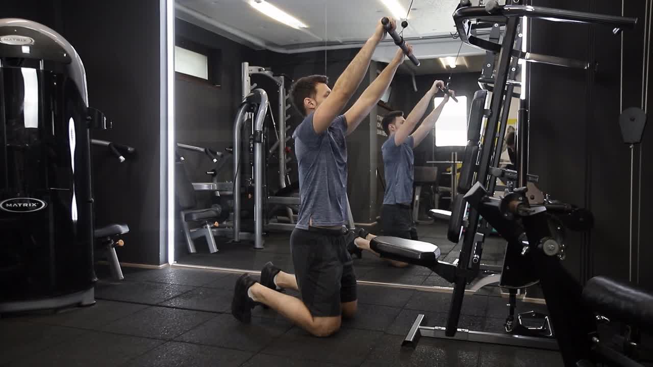 Kneeling Lat Pulldown