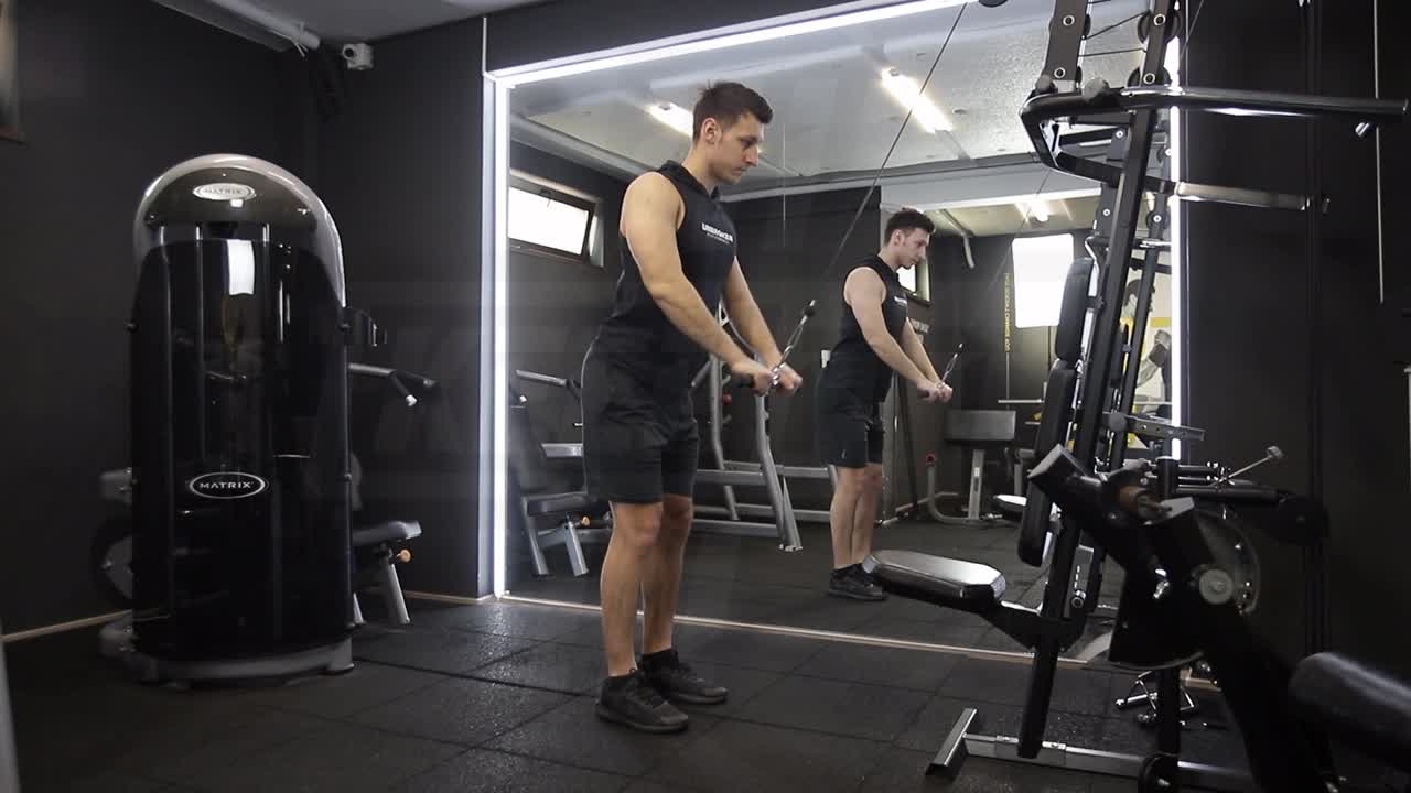 Close-Grip Lat Pulldown