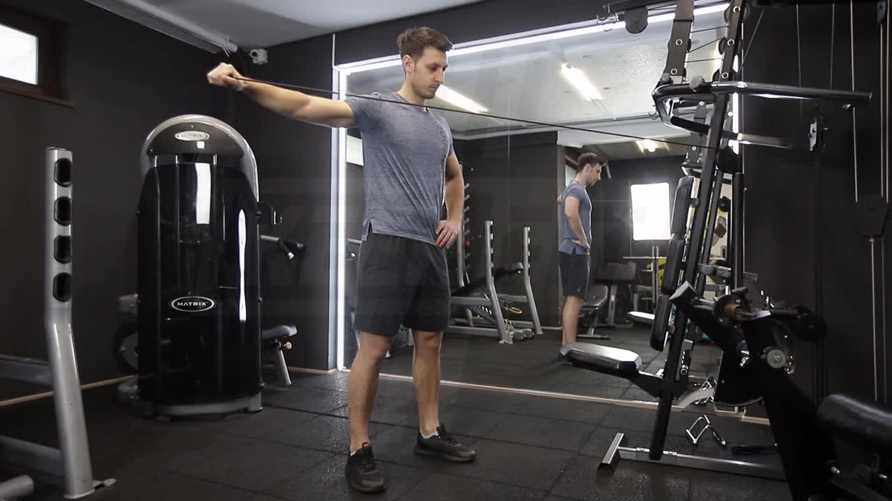 Single-Arm Standing Cable Reverse Flye