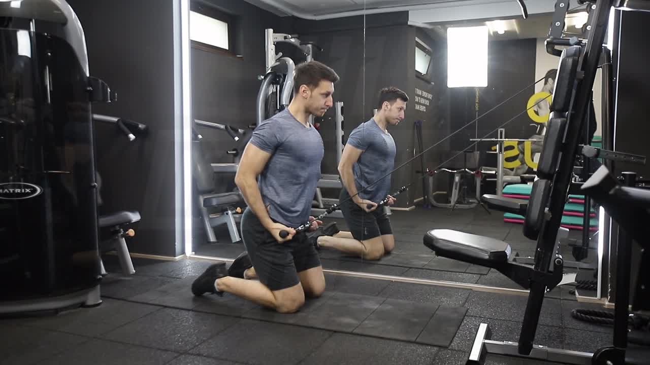 Kneeling Underhand-Grip Lat Pulldown