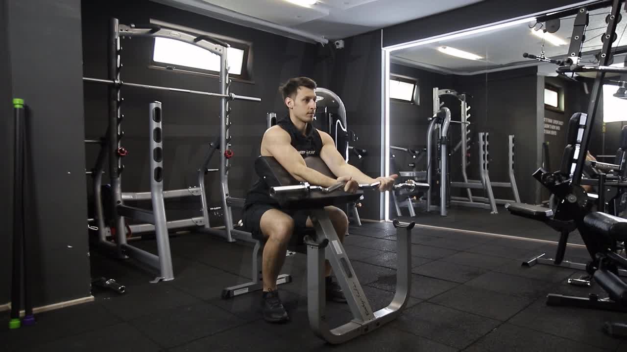 EZ-Bar Preacher Curl