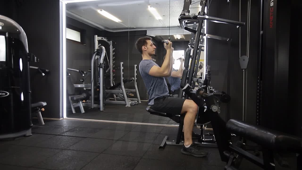 Underhand-Grip Lat Pulldown