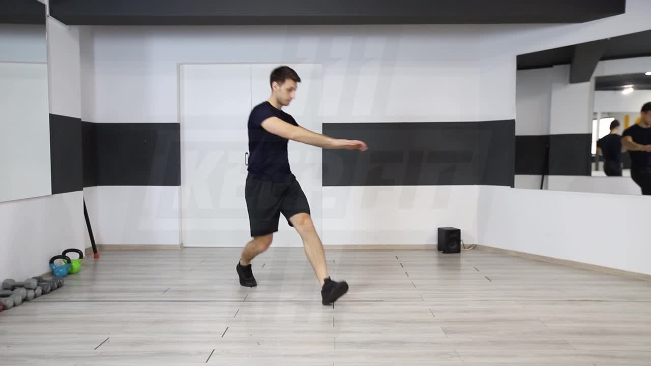 Lunge With Diagonal Reach
